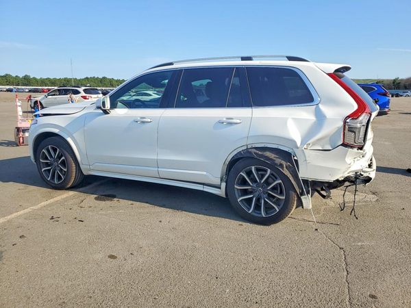 2019 VOLVO XC90 Momentum