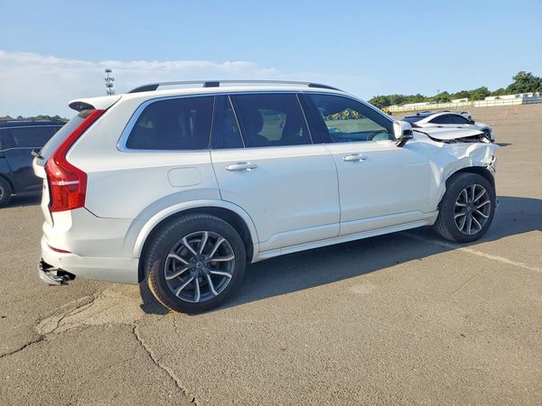 2019 VOLVO XC90 Momentum