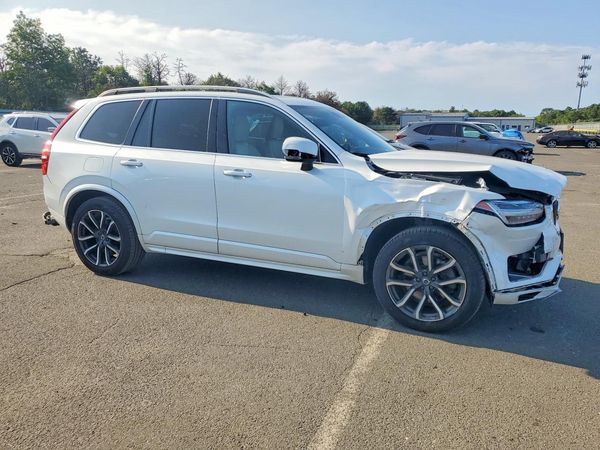 2019 VOLVO XC90 Momentum