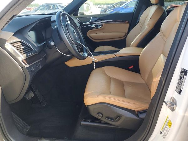 2019 VOLVO XC90 Momentum