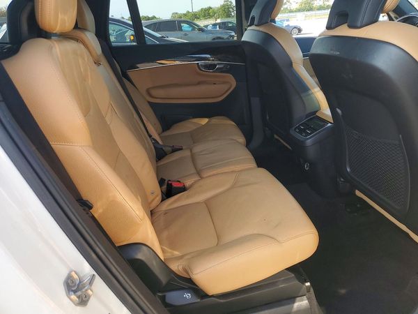 2019 VOLVO XC90 Momentum