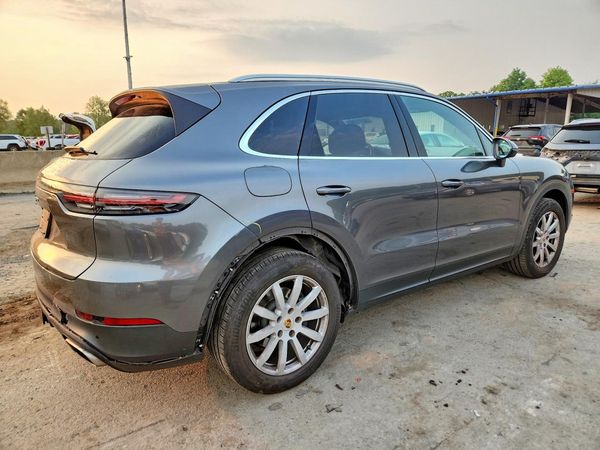 2022 PORSCHE CAYENNE Base
