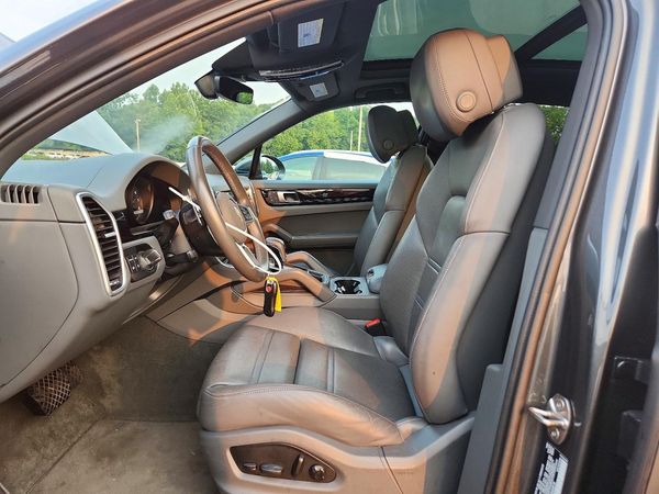 2022 PORSCHE CAYENNE Base