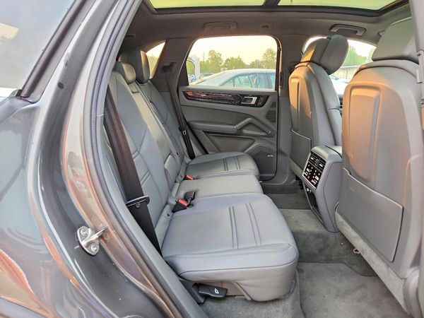 2022 PORSCHE CAYENNE Base