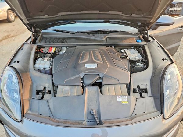 2022 PORSCHE CAYENNE Base