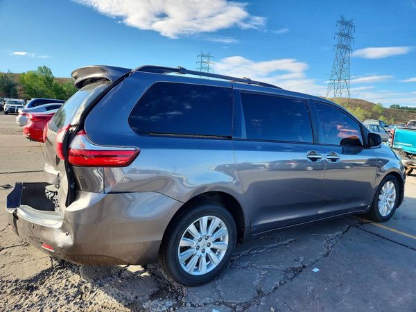 2017 TOYOTA SIENNA
