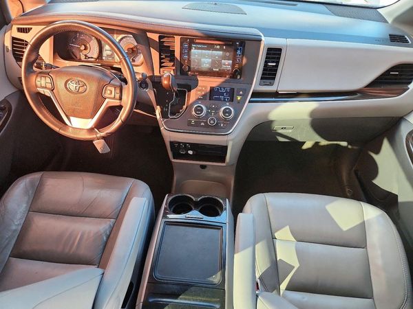2017 TOYOTA SIENNA