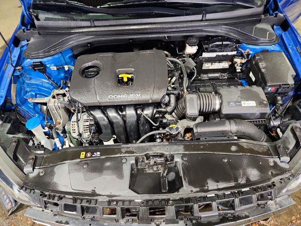 2017 HYUNDAI ELANTRA SE Base — Engine bay