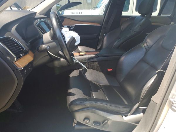 2021 VOLVO XC90 Momentum