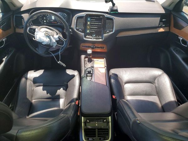 2021 VOLVO XC90 Momentum