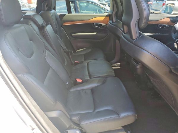 2021 VOLVO XC90 Momentum