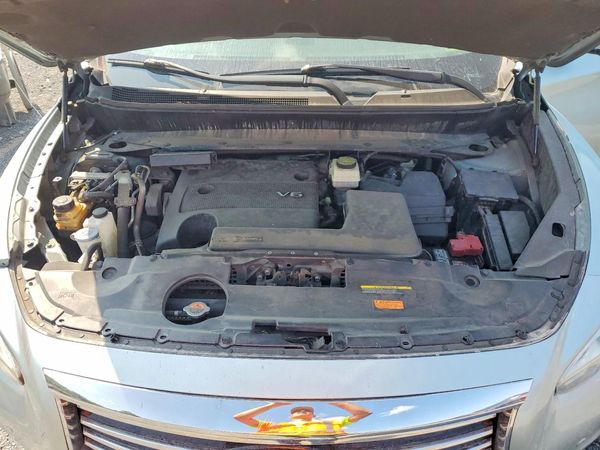 2014 INFINITI QX60 — Engine bay