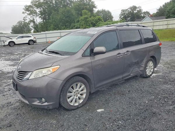 2013 TOYOTA SIENNA