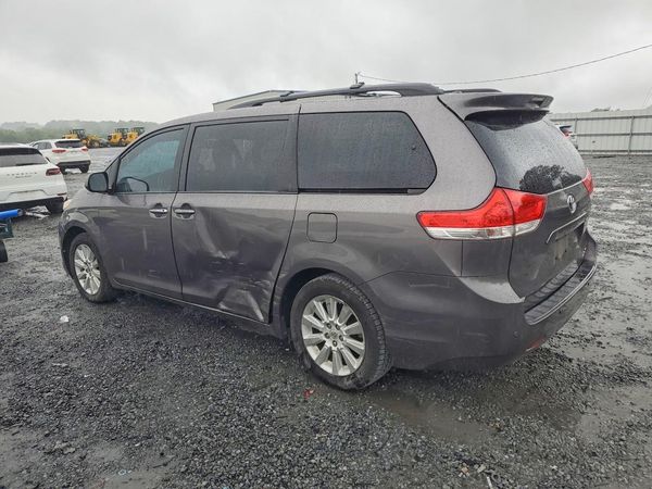 2013 TOYOTA SIENNA
