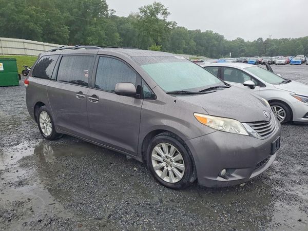 2013 TOYOTA SIENNA
