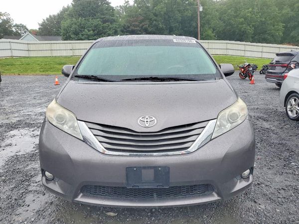 2013 TOYOTA SIENNA