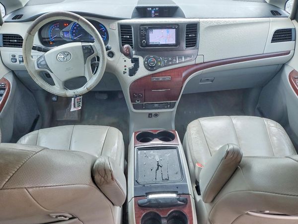 2013 TOYOTA SIENNA