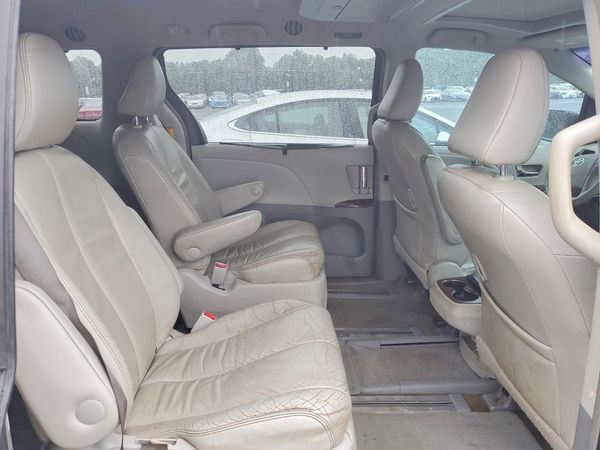 2013 TOYOTA SIENNA