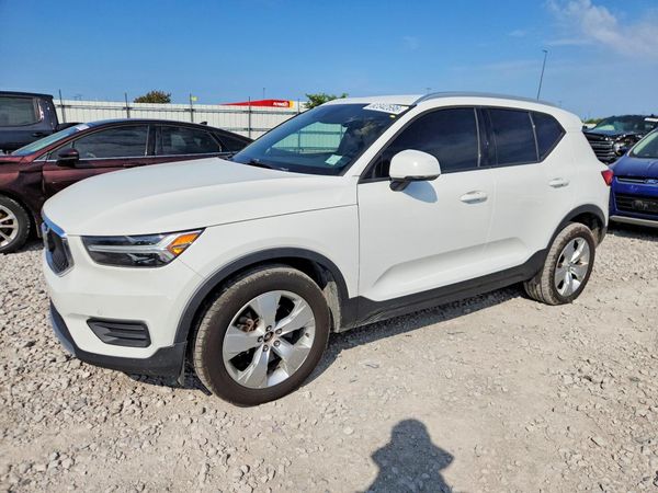 2020 VOLVO XC40 Momentum