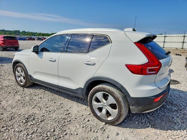 2020 VOLVO XC40 Momentum
