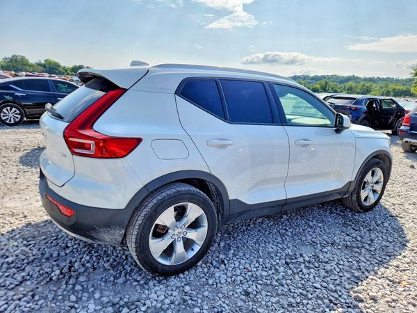 2020 VOLVO XC40 Momentum