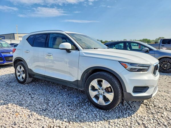 2020 VOLVO XC40 Momentum