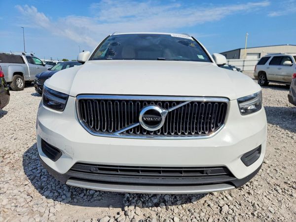 2020 VOLVO XC40 Momentum