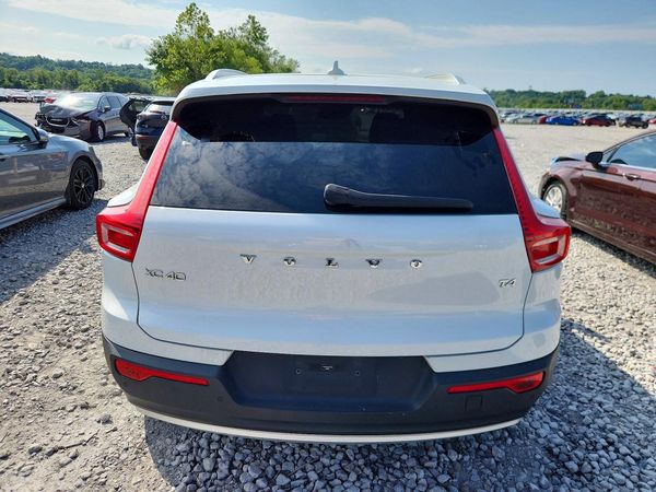2020 VOLVO XC40 Momentum
