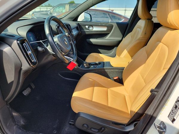 2020 VOLVO XC40 Momentum