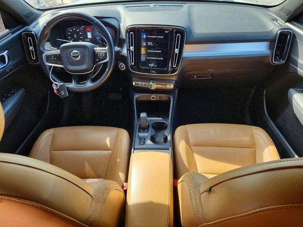 2020 VOLVO XC40 Momentum