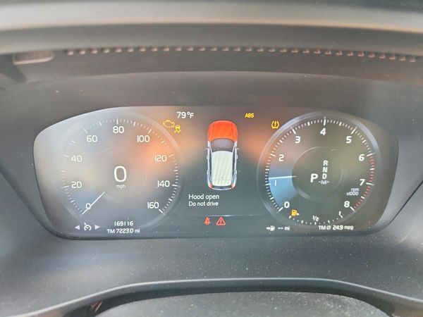 2020 VOLVO XC40 Momentum