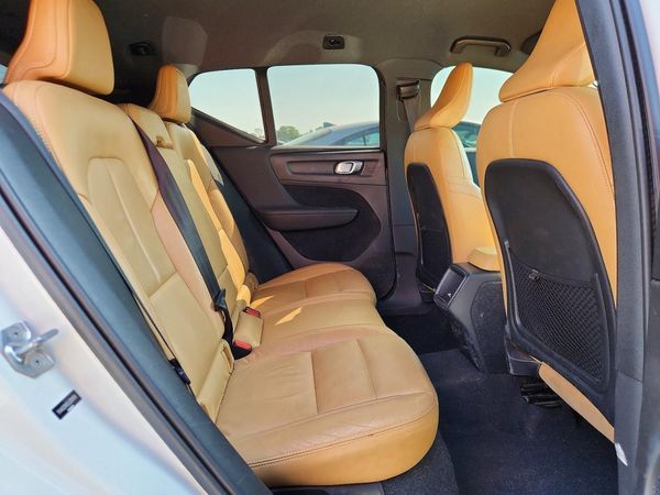 2020 VOLVO XC40 Momentum