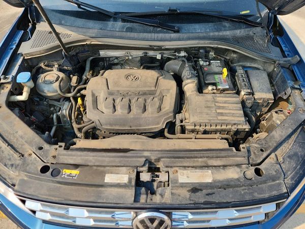 2020 VOLKSWAGEN TIGUAN 4Motion S — Engine bay