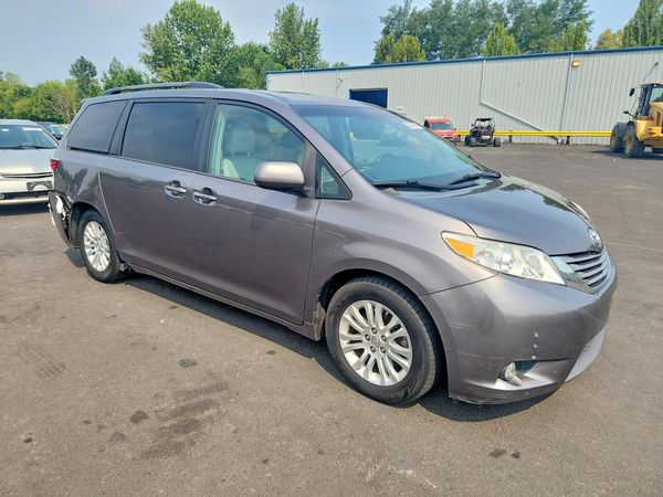 2015 TOYOTA SIENNA