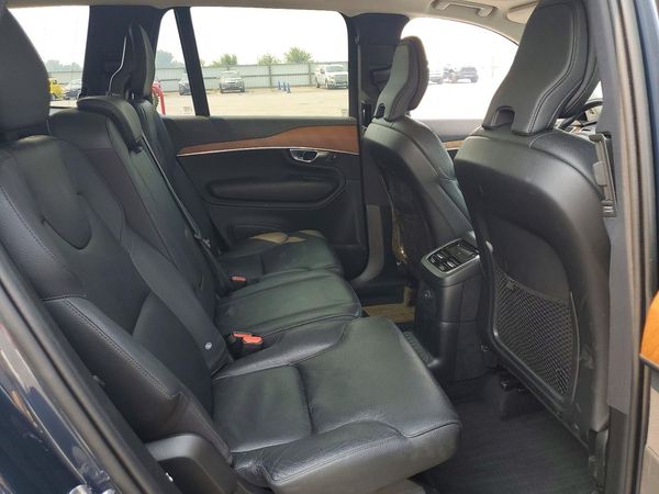 2022 VOLVO XC90