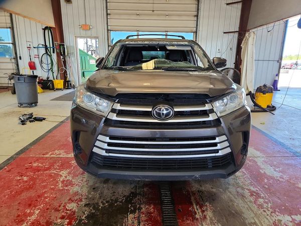 2019 TOYOTA HIGHLANDER LE/LE Plus
