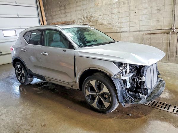 2025 VOLVO XC40 Plus Bright