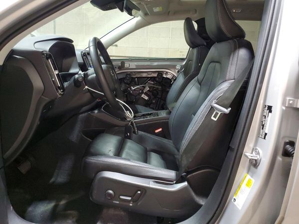 2025 VOLVO XC40 Plus Bright