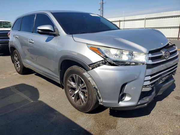2018 TOYOTA HIGHLANDER LE