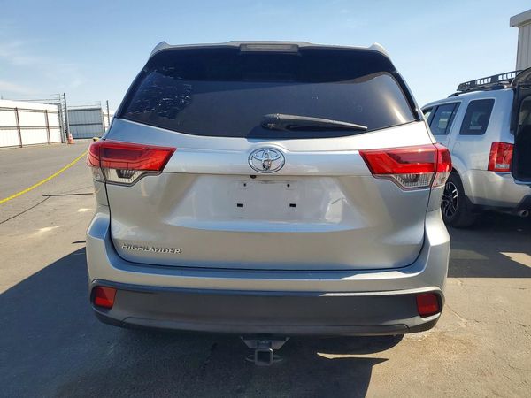 2018 TOYOTA HIGHLANDER LE