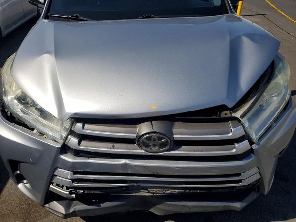 2018 TOYOTA HIGHLANDER LE