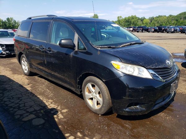 2012 TOYOTA SIENNA