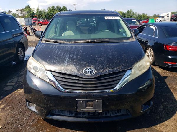 2012 TOYOTA SIENNA