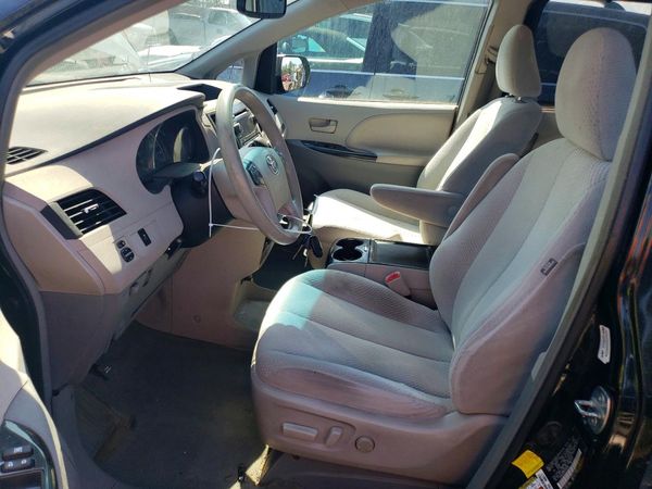 2012 TOYOTA SIENNA