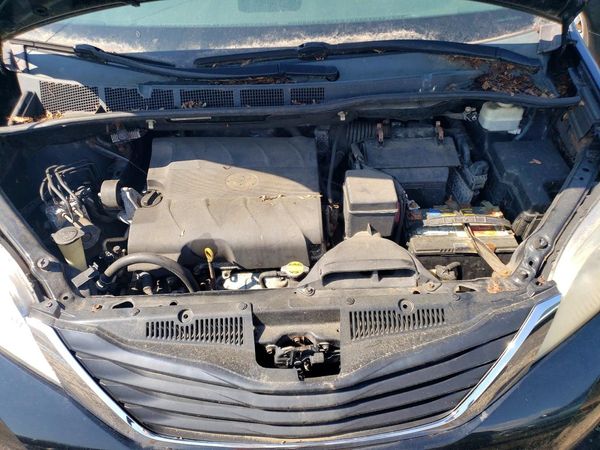 2012 TOYOTA SIENNA