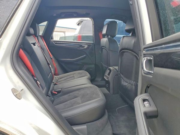 2015 PORSCHE MACAN