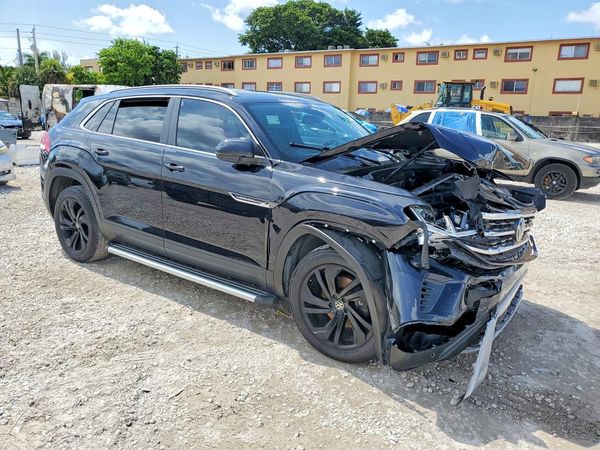2020 VOLKSWAGEN ATLAS CROSS SPORT SE — Passenger 3/4