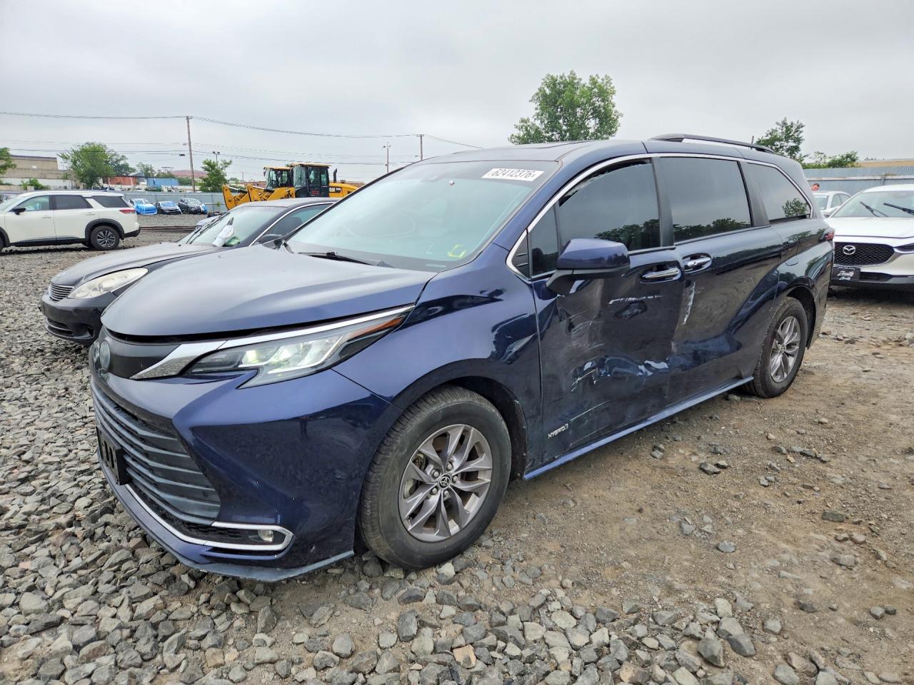 2021 TOYOTA SIENNA XLE