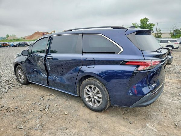 2021 TOYOTA SIENNA XLE
