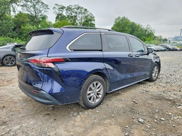 2021 TOYOTA SIENNA XLE